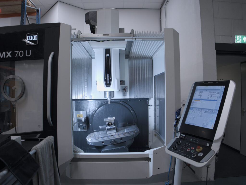 DMG Mori DMX 70 U vijfassige CNC freesmachine in werkplaats