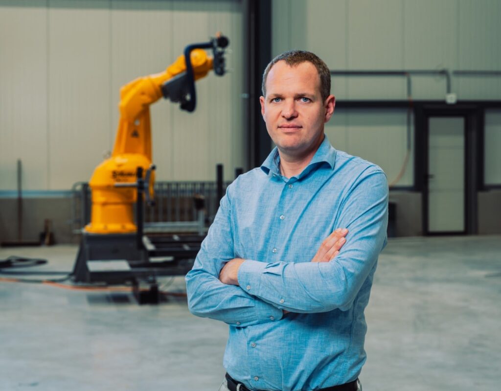 Lander Debruyne, directeur van CNC Solutions, bij een Stäubli-robotcel