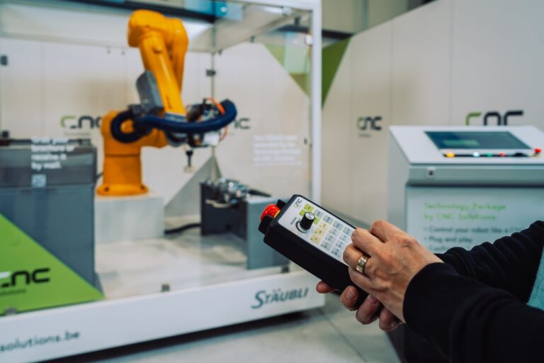 Het Technology Package van CNC Solutions met Stäubli-robot en Beckhoff-besturing
