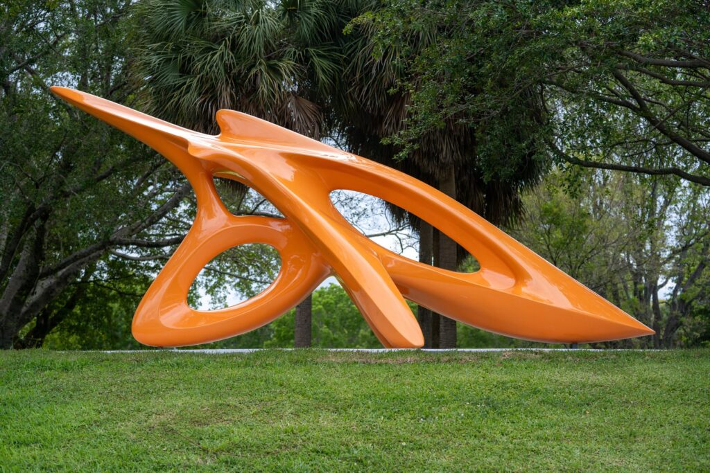 De hoogglans sculptuur INFINITY van 6,4 meter na plaatsing in Pompano Beach